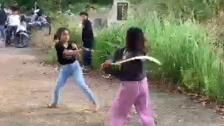 Dua Gadis Duel Mengunakan Celurit