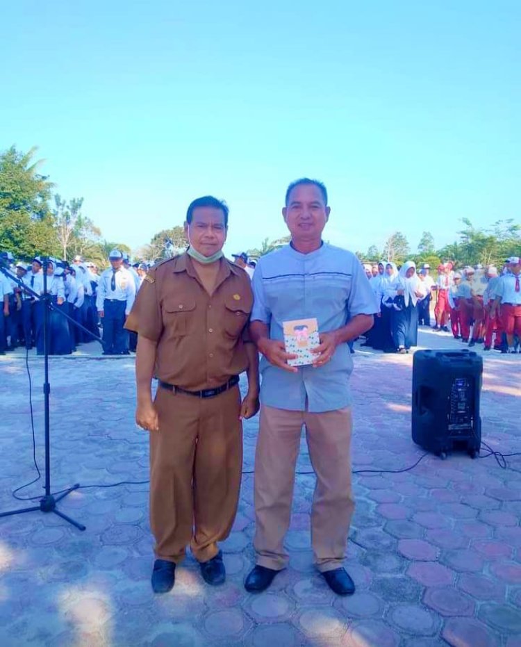 " UPACARA BENDERA SEKALIGUS PERPISAHAN GURU PURNA TUGAS DI SMP NEGERI 6 ARSEL " 