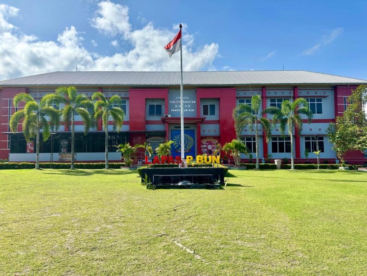 "  BENTUK KOMITMEN SAJIKAN MAKANAN SEHAT, DAPUR LAPAS KELAS II B PANGKALAN BUN MILIKI SERTIFIKAT LAIK HIGIENIS DAN RAIH SERTIFIKAT HALAL " 