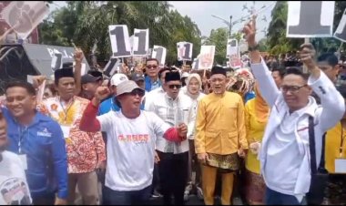 " DIDAMPINGI RATUSAN RELAWAN, RAHMAT HIDAYAT - EKO SOEMARNO DAPAT DUKUNGAN SOLID DARI 7 PARTAI DI KPU KOBAR " 