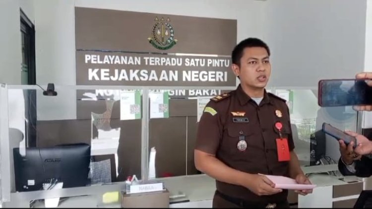 " Kades Amin Jaya Inisial SW Jadi Tahanan Kota oleh Kejari Kobar atas Dugaan Pemalsuan Ijazah " 