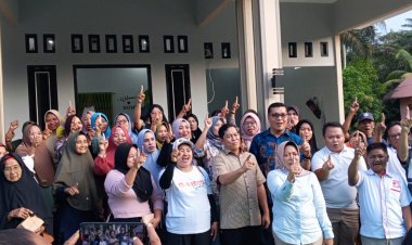 " ANTUSIAS KAUM IBU-IBU PADA KAMPANYE DIALOGIS RAHMAT HIDAYAT DI DESA SUNGAI PAKIT " 