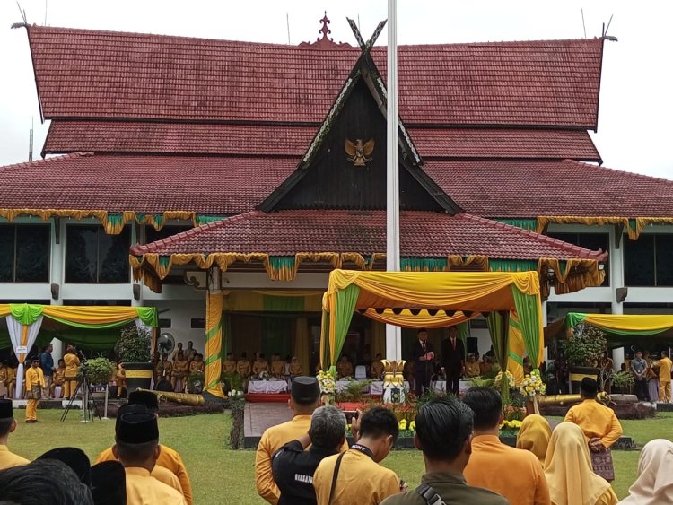 " GUBERNUR KALIMANTAN TENGAH SUGIANTO SABRAN PIMPIN UPACARA HARI JADI KOTAWARINGIN BARAT KE-65 : SERUKAN FOKUS PEMBANGUNAN INKLUSIF DAN PENINGKATAN PAD MENJADI SOROTAN "