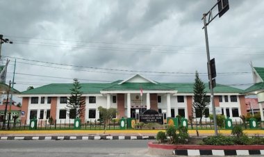 " SIDANG PERDANA KASUS PEMALSUAN IJAZAH KADES AMIN JAYA : TERDAKWA SRI WAHYUNI HADIR TANPA KUASA HUKUMNYA " 