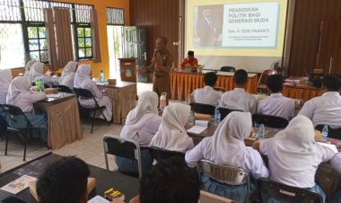 " KESBANGPOL KOBAR BENTUK GENERASI MUDA BERINTEGRITAS LEWAT SOSIALISASI POLITIK DI SMAN 2 KUMAI " 