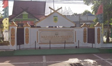 " SRI WAHYUNI DALAM PUSARAN HUKUM : KEJAKSAAN NEGERI KOTAWARINGIN BARAT PERKUAT DAKWAAN DENGAN HADIRKAN TIGA SAKSI KUNCI " 