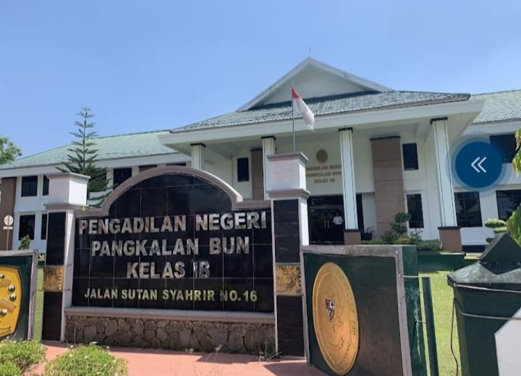 " DUKA HAKIM KETUA TUNDA SIDANG KETIGA KASUS PEMALSUAN IJAZAH KADES AMIN JAYA : PENGADILAN NEGERI PANGKALAN BUN DIPENUHI HARAPAN AKAN KEADILAN " 