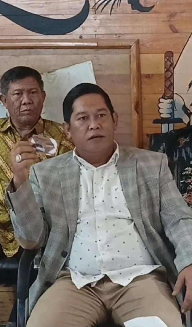 " KARTU KOBAR BERSAHABAT : DEDIKASI TANPA HENTI DARI RAHMAT HIDAYAT DAN EKO SOEMARNO "