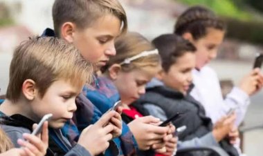 " GENERASI MUDA TERLINDUNGI : 7 NEGARA YANG MEMBATASI ANAK-ANAK BERMEDIA SOSIAL, APAKAH INDONESIA AKAN MENYUSUL? "