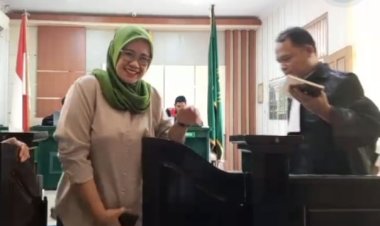 " TERDAKWA PEMALSUAN IJAZAH SRI WAHYUNI MASIH BERKUASA, HUKUM ATAU HIBURAN DI MEJA PERADILAN? " 