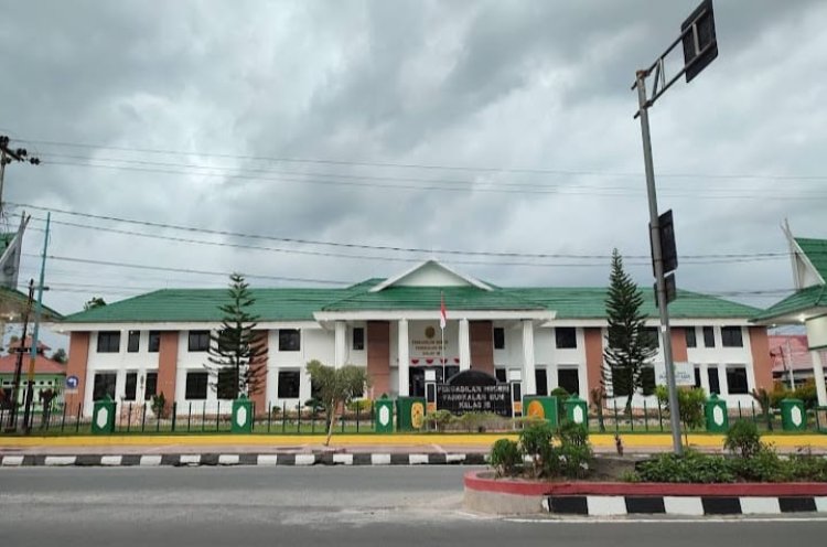 " SIDANG TERKESAN  PERMAINAN PADA KASUS PEMALSUAN IJAZAH KADES AMIN JAYA SRI WAHYUNI : PUBLIK BERTANYA, AKANKAH HUKUM BENAR-BENAR DITEGAKKAN DI KOBAR ?"