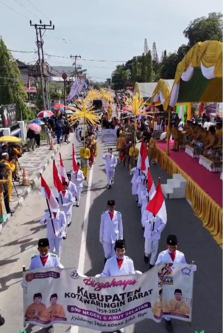 " SMPN 6 ARSEL TAMPILKAN TUMPENG KOLOSAL DAN BUSANA BHINNEKA TUNGGAL IKA, WARNAI PAWAI NASI ADAB HUT KOBAR KE-65 "