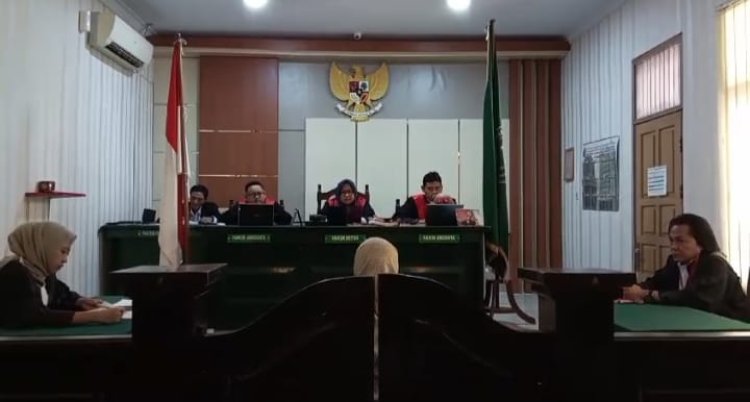 " SIDANG KE-8 KASUS PEMALSUAN IJAZAH : PLEIDOI EMOSIONAL SRI WAHYUNI TAK LULUHKAN JPU UNTUK UBAH TUNTUTAN NYA " 
