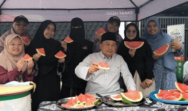 "ZAKAT IN GAZA RAYAKAN GENCATAN SENJATA PALESTINA DENGAN MEMBAGIKAN SATU TON SEMANGKA DI BERBAGAI WILAYAH " 