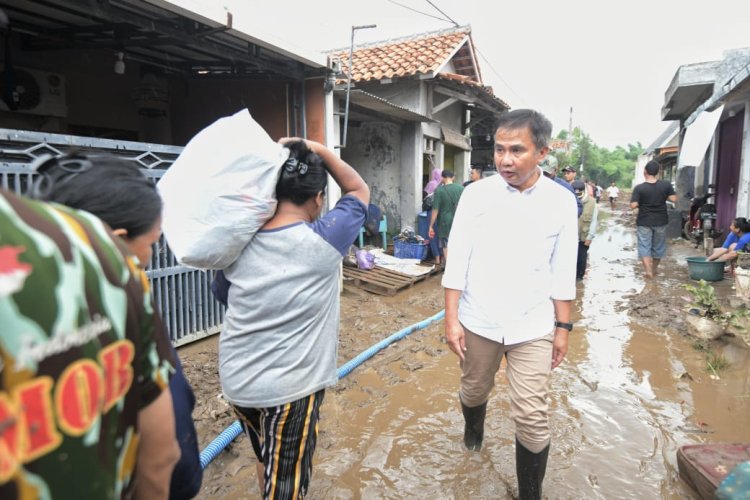 " BENCANA BANJIR BANDANG CIREBON : BEY MACHMUDIN TINJAU LANGSUNG LOKASI TERDAMPAK DAN PASTIKAN PENANGANAN CEPAT JADI PRIORITAS " 