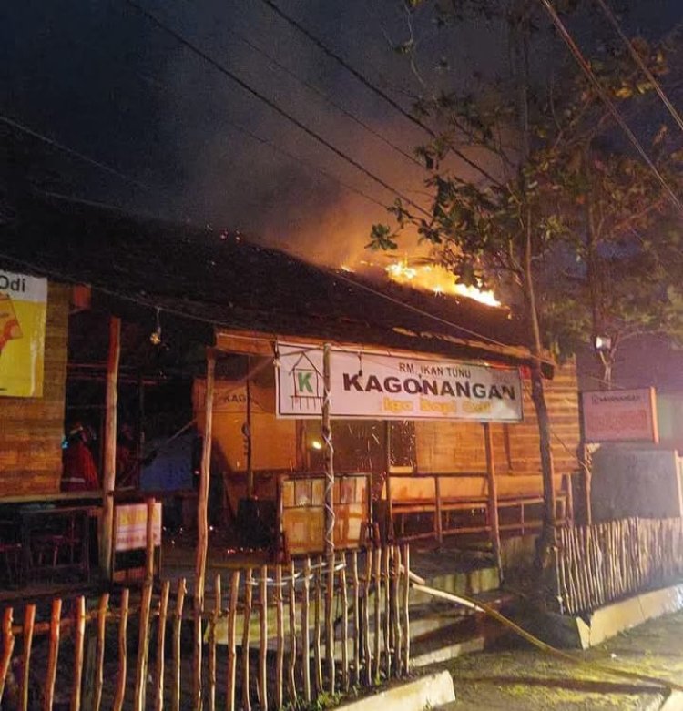 " KEBAKARAN HEBAT LAHAP DAPUR RUMAH MAKAN KAGONANGAN : DUGAAN BERASAL DARI KEBOCORAN GAS YANG NYARIS PICU BENCANA!