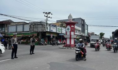 " PERSONEL POS PAM PASAR BARU SIGAP ATUR LALU LINTAS : WUJUD KOMITMEN POLRES KOBAR DALAM OPERASI KETUPAT TELABANG 2025 " 