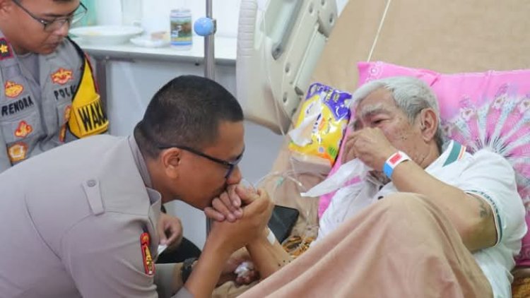 " KAPOLRES KOBAR BESUK AMA PANGERAN MUASJIDINSYAH : BENTUK KEPEDULIAN DAN PENGHORMATAN UNTUK TOKOH MASYARAKAT " 