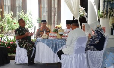 " KAPOLRES KOBAR HADIRI HALAL BIHALAL DI KEDIAMAN GUBERNUR KALTENG : PERERAT SINERGITAS UNTUK WUJUDKAN KAMTIBMAS YANG HARMONIS " 