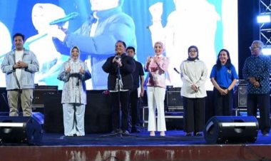 " GUBERNUR KALTENG DAN BUPATI KOBAR HADIRI SEMARAK HARI KEMENANGAN BERSAMA DUO KOPLO REMIX Mr. JONO DAN JONI HENTAK PANGKALAN BUN PARK DALAM PESTA RAKYAT SPEKTAKULER "