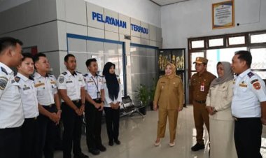 " KUNJUNGAN MARATON BUPATI DAN WAKIL BUPATI KOBAR PASTIKAN LAYANAN PUBLIK SIAP MELAJU SEJAK HARI PERTAMA KERJA ”