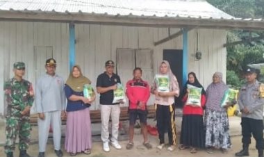 " APARAT TNI-POLRI KAWAL PASAR MURAH DI DESA SABUAI TIMUR : 50 PAKET SEMBAKO GRATIS DISALURKAN UNTUK WARGA KURANG MAMPU " 