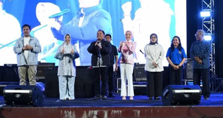 " GUBERNUR KALTENG DAN BUPATI KOBAR HADIRI SEMARAK HARI KEMENANGAN BERSAMA DUO KOPLO REMIX Mr. JONO DAN JONI HENTAK PANGKALAN BUN PARK DALAM PESTA RAKYAT SPEKTAKULER "