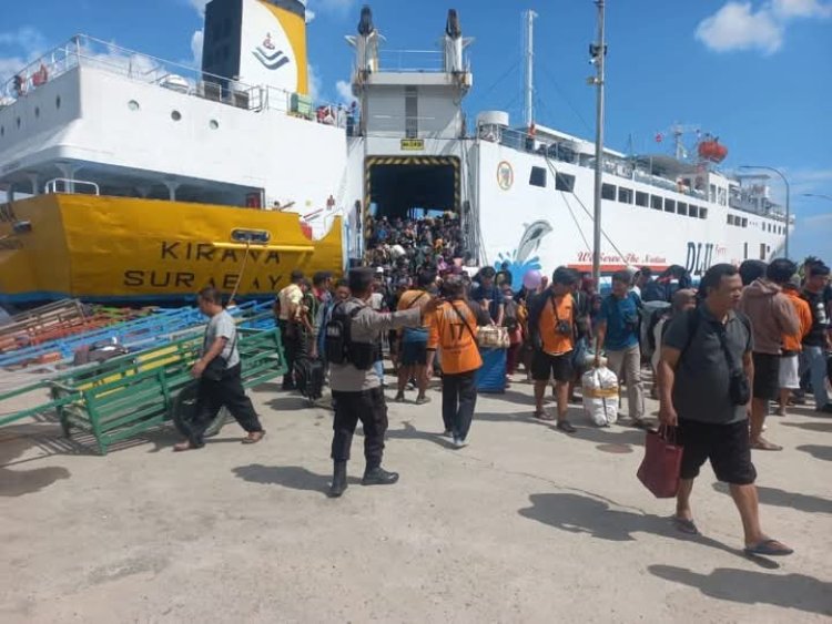 " 870 PENUMPANG KM KIRANA DISAMBUT ARMADA PENGAMANAN: PERSONEL GABUNGAN POSYAN OPS KETUPAT KAWAL ARUS BALIK LEBARAN DI PELABUHAN PANGLIMA UTAR KUMAI "