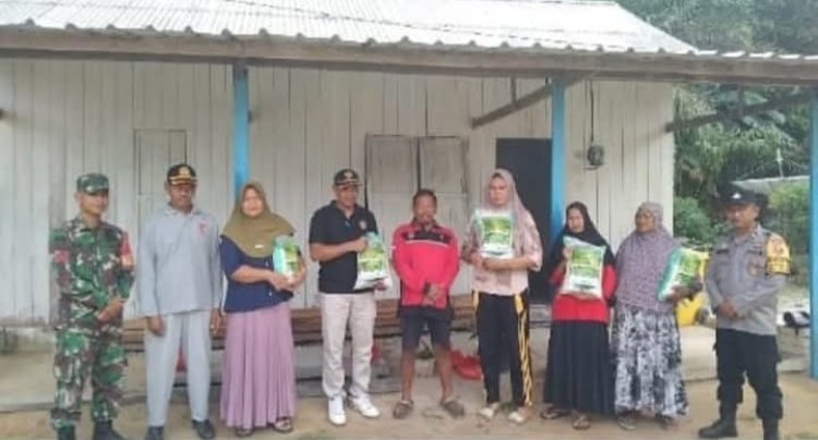 " APARAT TNI-POLRI KAWAL PASAR MURAH DI DESA SABUAI TIMUR : 50 PAKET SEMBAKO GRATIS DISALURKAN UNTUK WARGA KURANG MAMPU " 
