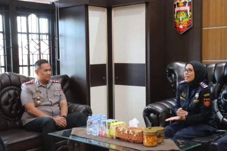 " RESMI JALIN ALIANSI STRATEGIS : KAPOLRES KOBAR DAN KEPALA BEA CUKAI PANGKALAN BUN SEPAKAT PERKUAT SINERGI LINTAS SEKTOR " 