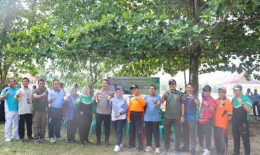 " WAKAPOLRES KOBAR HADIRI GERAKAN JUMAT BERSIH DAN PENANAMAN POHON : SINERGI HIJAU MENUJU KOTAWARINGIN BARAT YANG ASRI DAN BERKELANJUTAN "