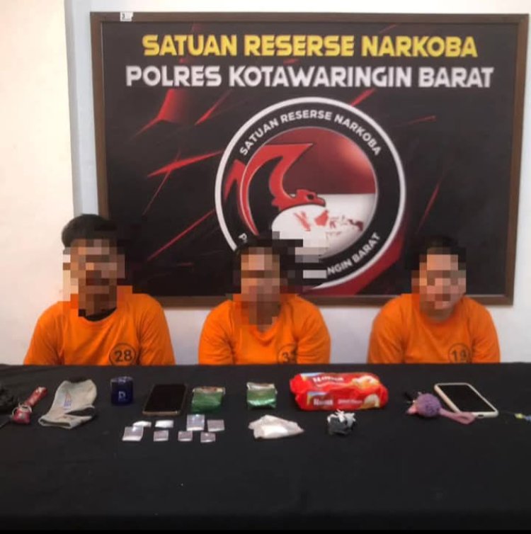 “ POLRES KOBAR BONGKAR SINDIKAT NARKOBA ANTAR KECAMATAN : TIGA PELAKU DIAMANKAN, PULUHAN GRAM SABU SIAP EDAR DIGAGALKAN ”