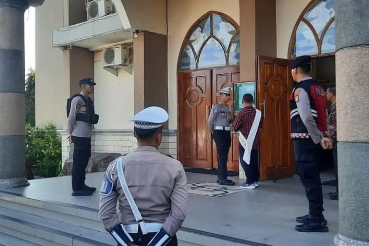 “ POLRES KOBAR TUNJUKKAN KOMITMEN TULUS : IBADAH MINGGU UMAT KRISTIANI DIJAGA DENGAN CINTA DAN PROFESIONALISME ”