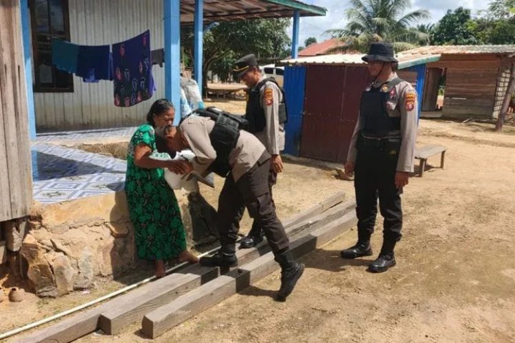 " POLSEK ARUTA HADIRKAN KEPEDULIAN DAN CINTA KASIH LEWAT 50 PAKET SEMBAKO UNTUK WARGA KURANG MAMPU DI PANGKUT " 