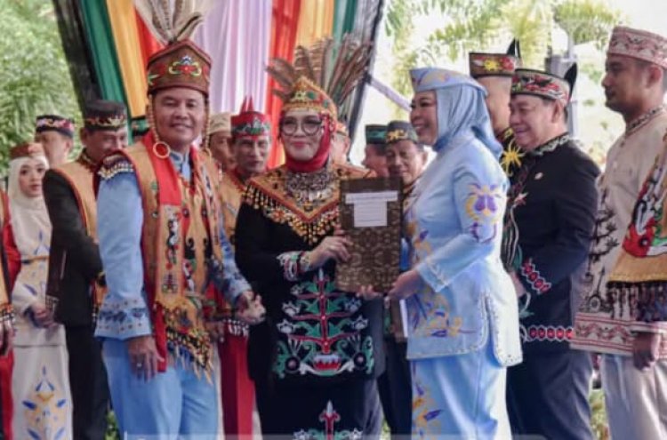 " BUPATI KOBAR HADIRI UPACARA PERINGATAN HARI JADI KALTENG KE-68 : TEGASKAN KOMITMEN BERSATU MENYONGSONG INDONESIA EMAS 2045 "