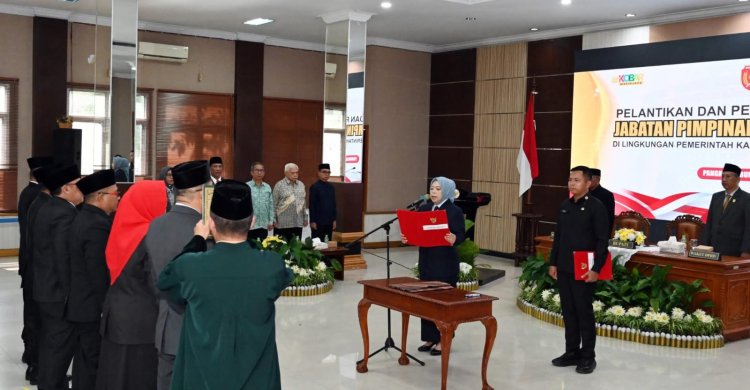 " BUPATI NURHIDAYAH GELAR PELANTIKAN ENAM JPTP : LAHIRKAN MESIN BARU MENUJU TRANSFORMASI PELAYANAN PUBLIK DI KOBAR " 