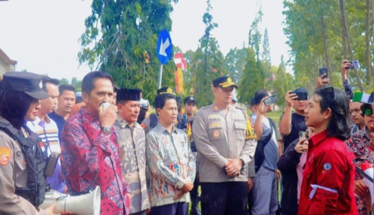 “ SUARA RAKYAT MENGGEMA DI GEDUNG WAKILNYA : POLRES KOBAR HADIRKAN PENGAMANAN HUMANIS, AKSI DAMAI JADI TELADAN DEMOKRASI SEHAT ”