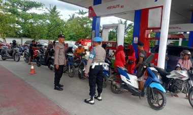 “ ANTISIPASI PENIMBUNAN DAN CIPTAKAN KETERTIBAN : POLSEK KUMAI SIGAP AMANKAN ANTRIAN BBM DI SPBU FIRDAUS ”