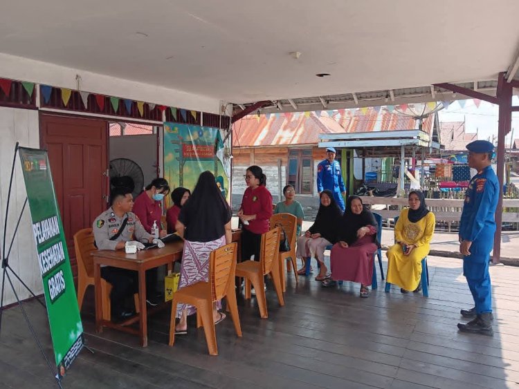 “ POLRES KOBAR HADIR MENYENTUH HATI RAKYAT : BHAKTI KESEHATAN DAN HOME VISIT DI KELURAHAN RAJA SEBERANG JADI SIMBOL POLISI HUMANIS ”