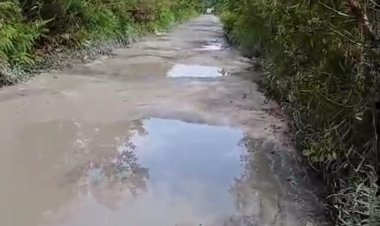 " KONDISI JALAN BINA JADI RT. 04 SUNGAI TENDANG RUSAK DAN TERGENANG AIR, JALUR STRATEGIS MENUJU POLSEK KUMAI MENGANCAM KESELAMATAN PENGGUNA JALAN " 